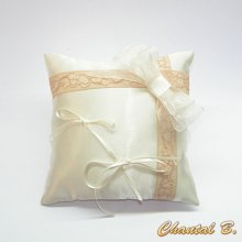 coussin romantique d'alliances vintage satin ivoire dentelle ancienne beige ros&eacute; ruban d'organza