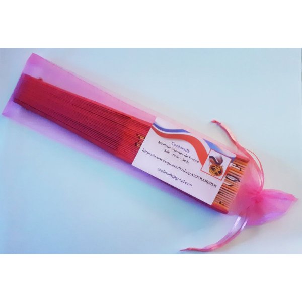 Een prachtige handgetekende en handbeschilderde zijden waaier voor een perfecte "D-Day".