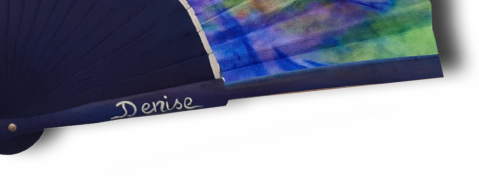 Eventail en satin dessin&eacute; et peint &agrave; la main 