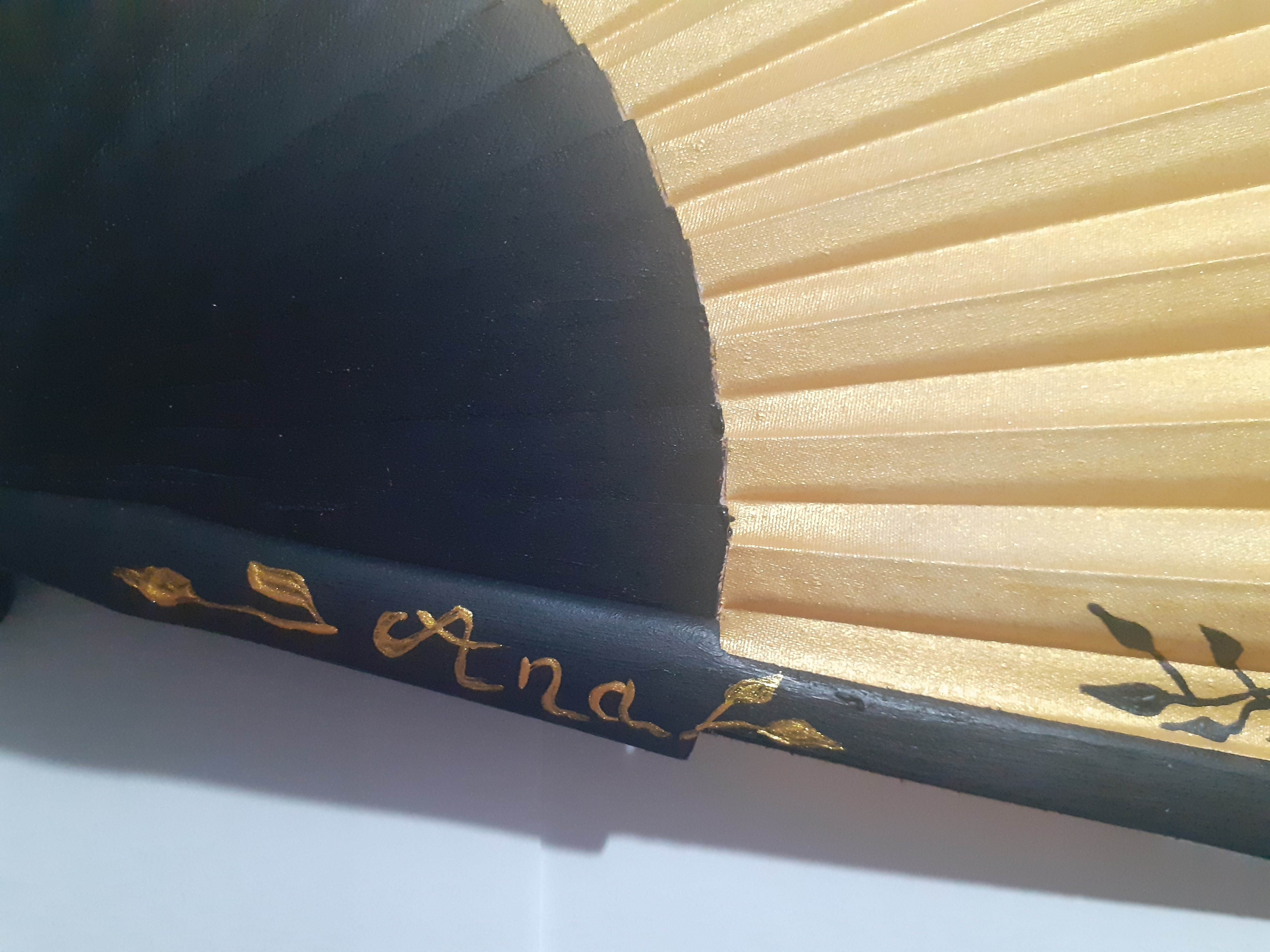 Handgetekende en geschilderde satijnen waaier "Grey Cat