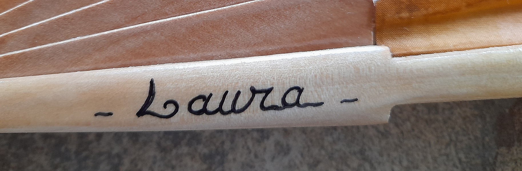 Branche en bois d'éventail artisanal avec signature peinte main.
