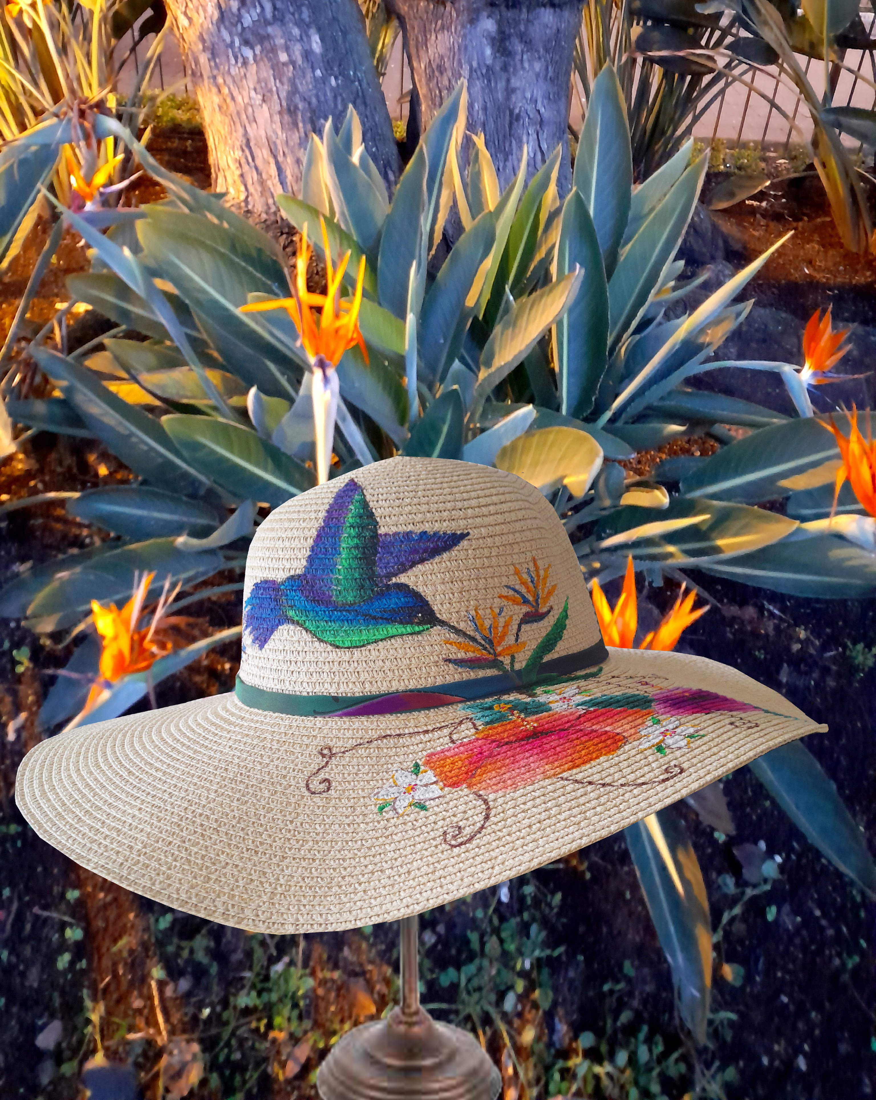 Jolie capeline enti&egrave;rement peinte &agrave; la main, en paille enduite pour une meilleure protection "Colibri"