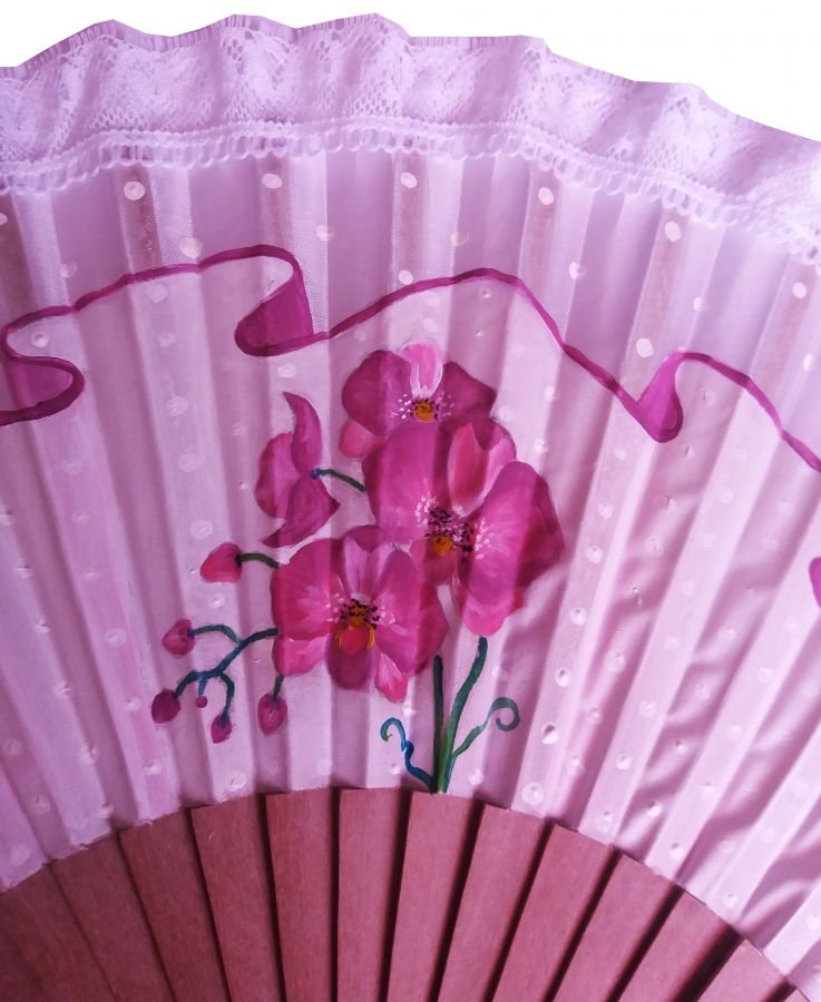 Een grote handgetekende en handgeschilderde waaier, op maat gemaakt met "L'orchidée" kant.