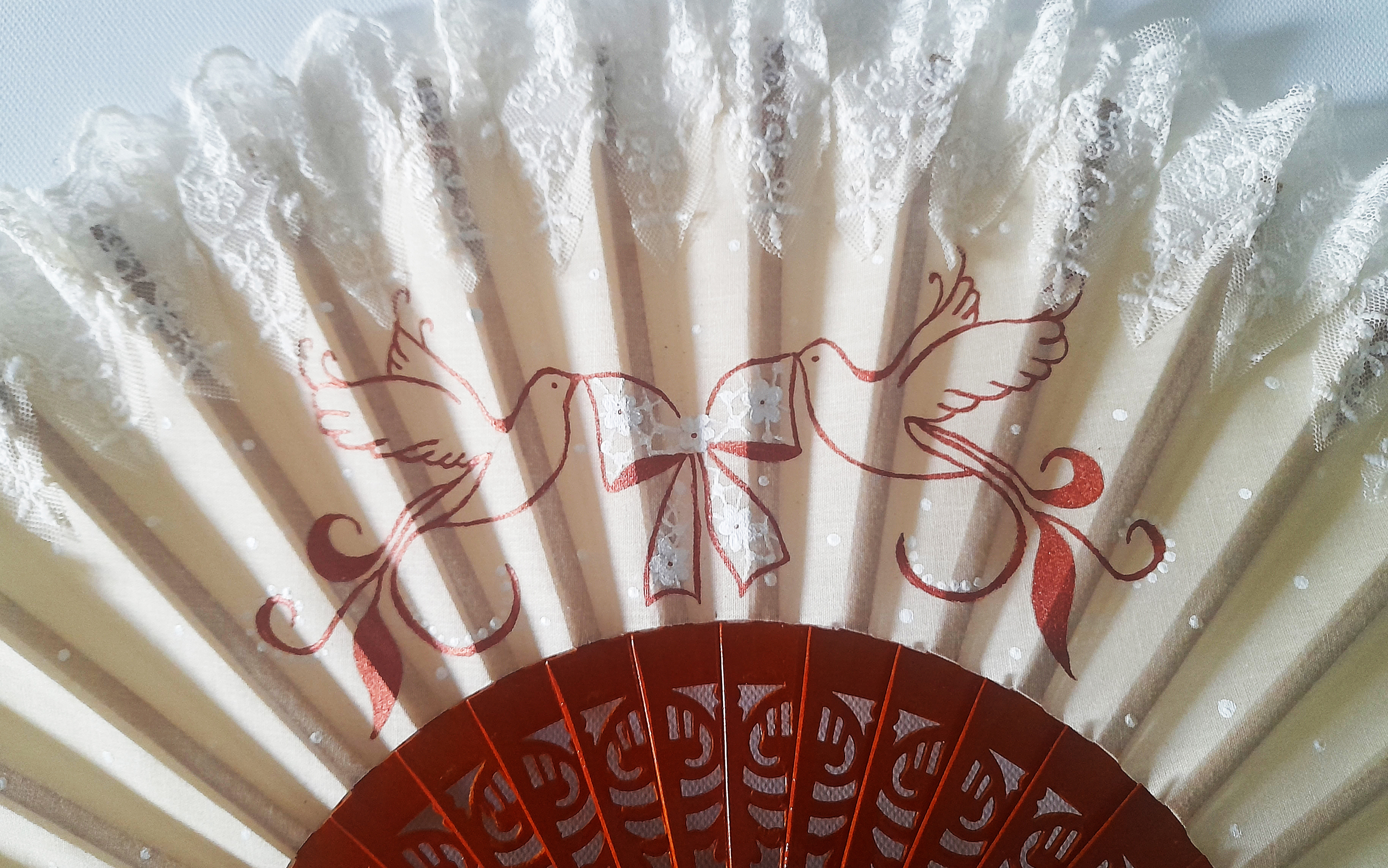 Un grand &eacute;ventail en dentelle et coton peint &agrave; la main. Bois ajour&eacute;.