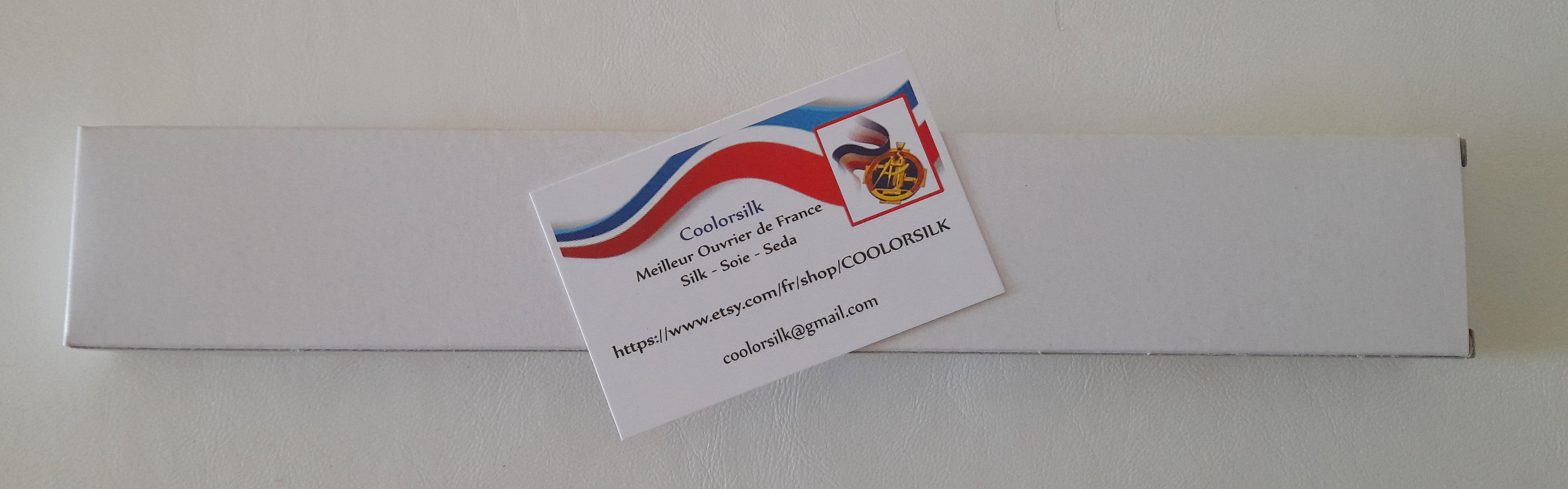 Un grand &eacute;ventail dessin&eacute; et peint &agrave; la main, un belle pi&egrave;ce customis&eacute;e d'une dentelle 