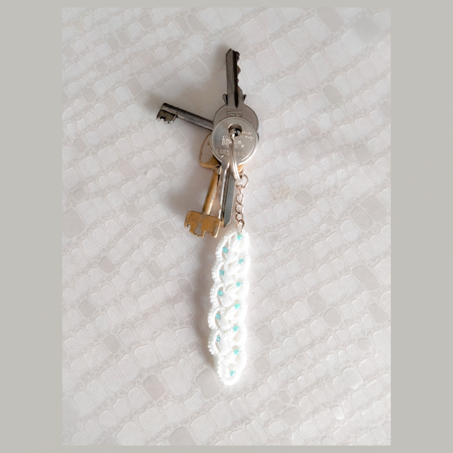 Witte sleutelhanger - turquoise kralen
