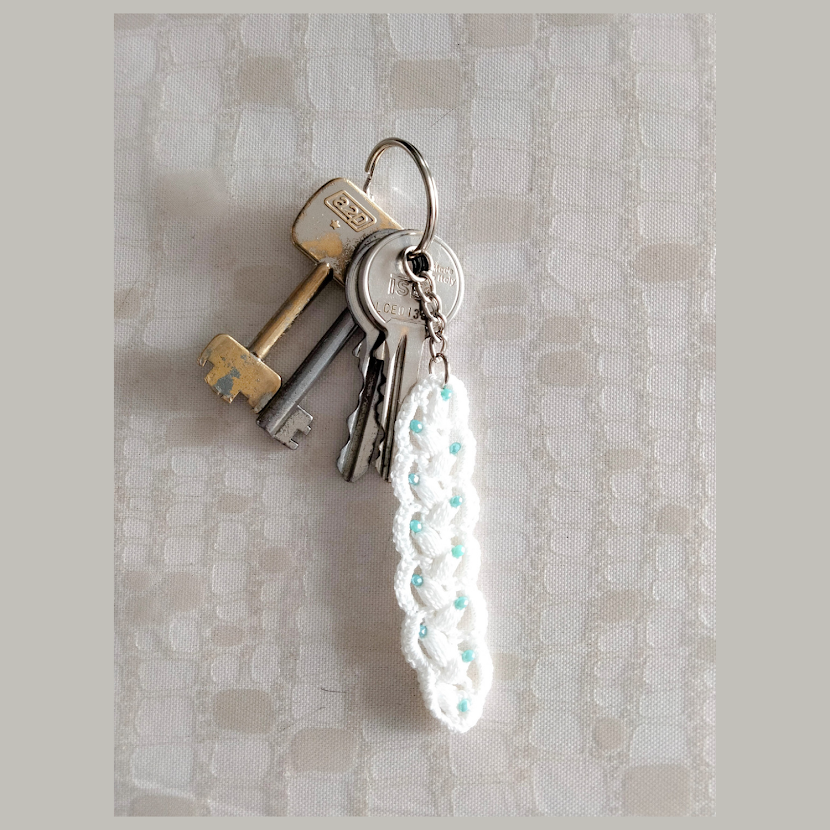 Witte sleutelhanger - turquoise kralen