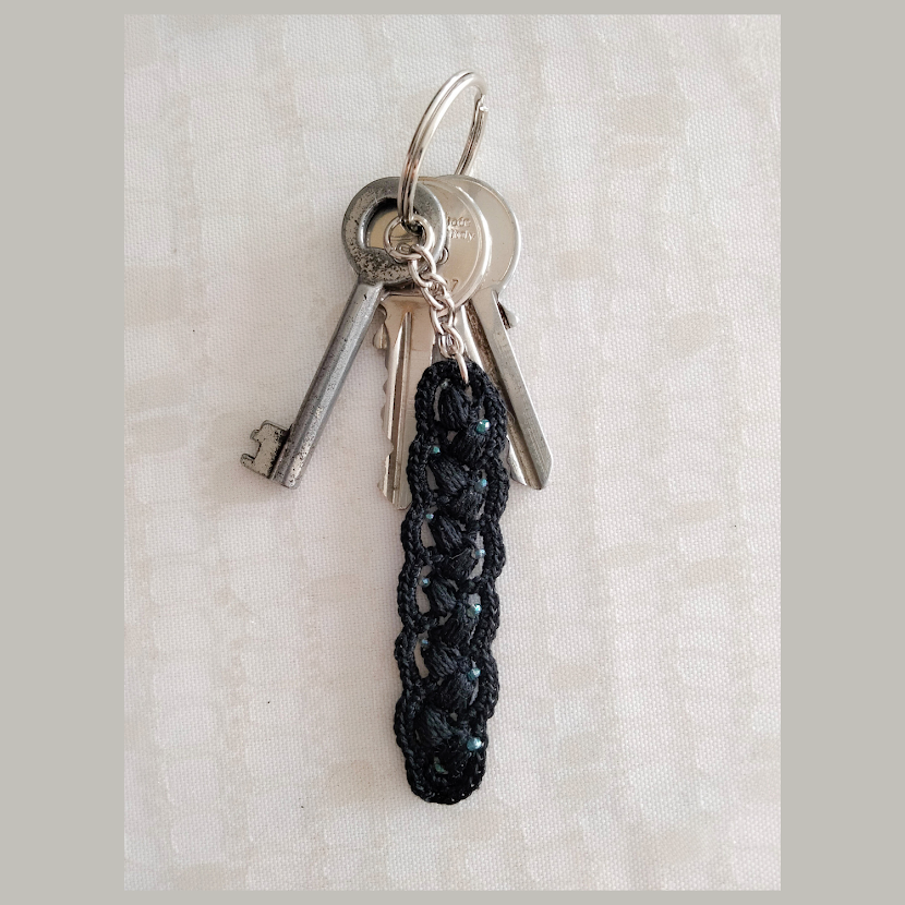 Sleutelhanger met zwarte band