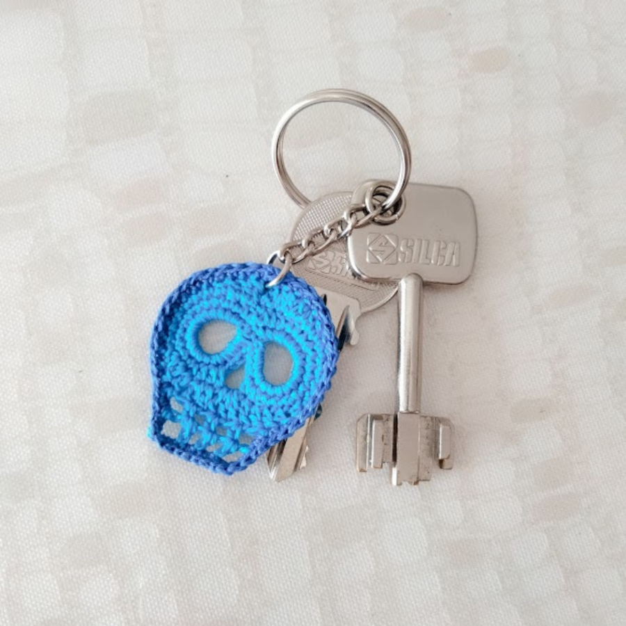 Sleutelhanger "Skull and Crossbones" Electric Blue