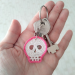Schedel en gekruiste botten' sleutelhanger Wit en roze