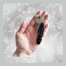 Sleutelhanger met zwarte band