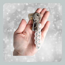 Witte sleutelhanger - turquoise kralen