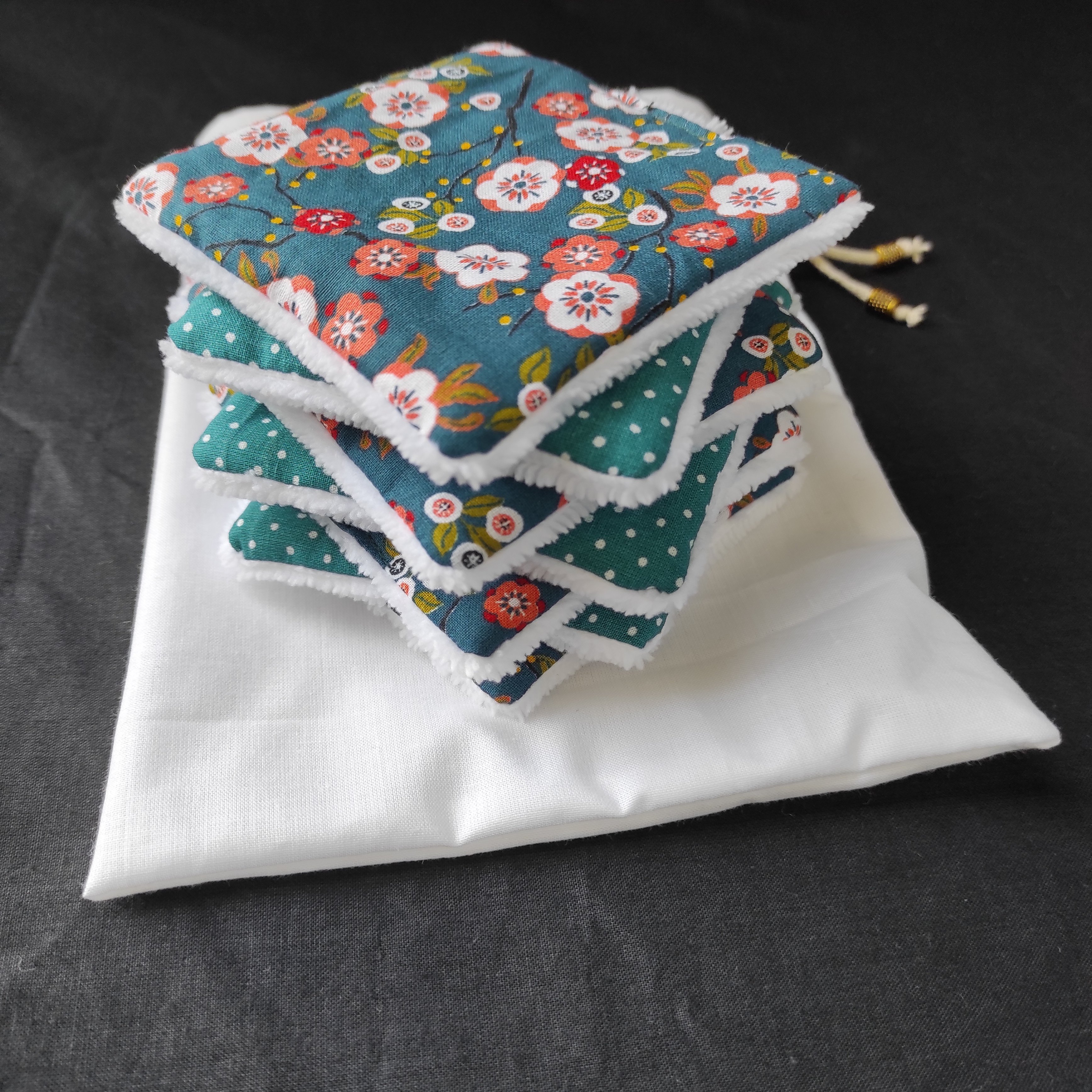 Lingettes d&eacute;maquillantes lavables en coton bambou et tissu coton imprim&eacute; avec sa pochette de rangement coordonn&eacute;e.
