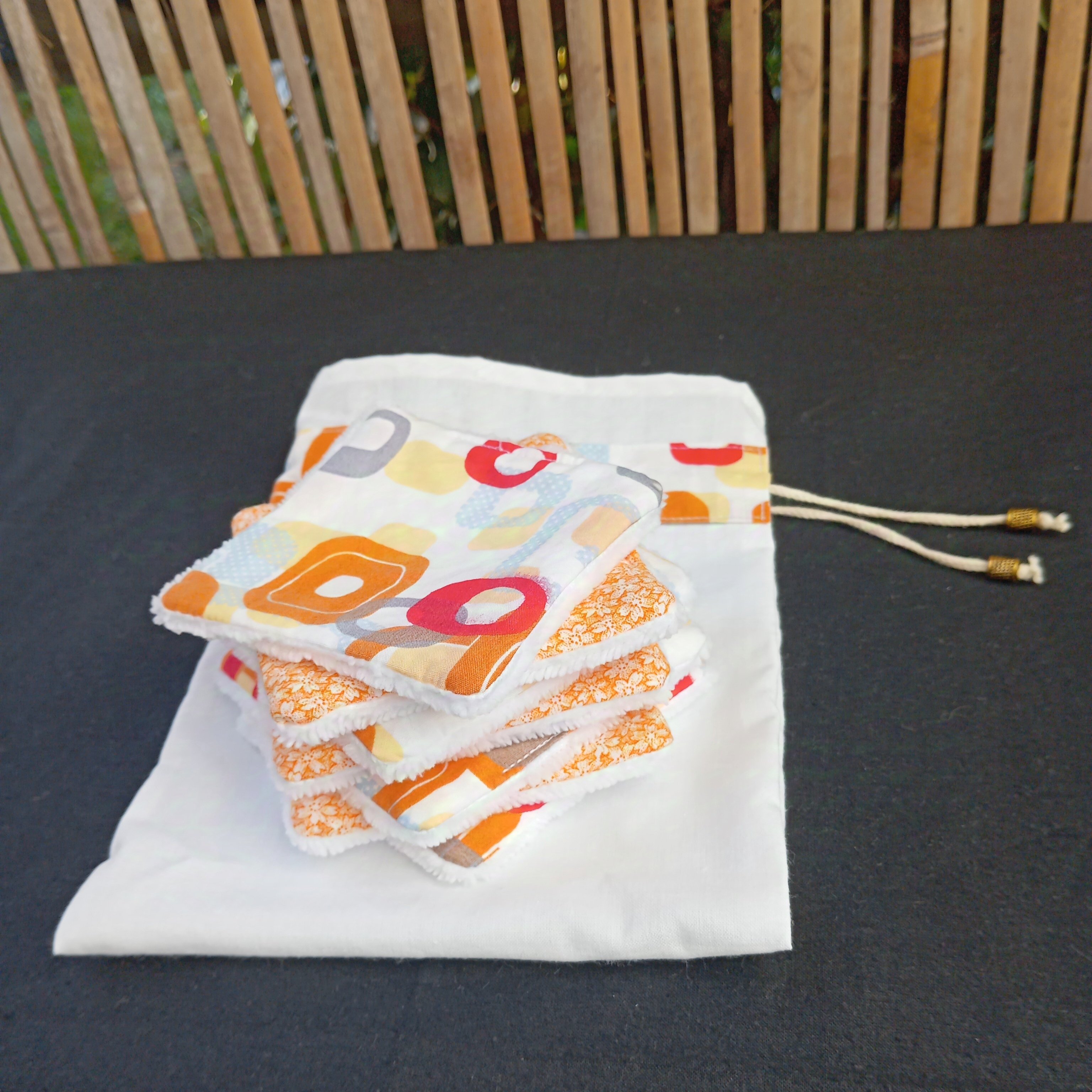 Lingettes d&eacute;maquillantes lavables en coton bambou et tissu coton imprim&eacute; avec sa pochette de rangement coordonn&eacute;e.