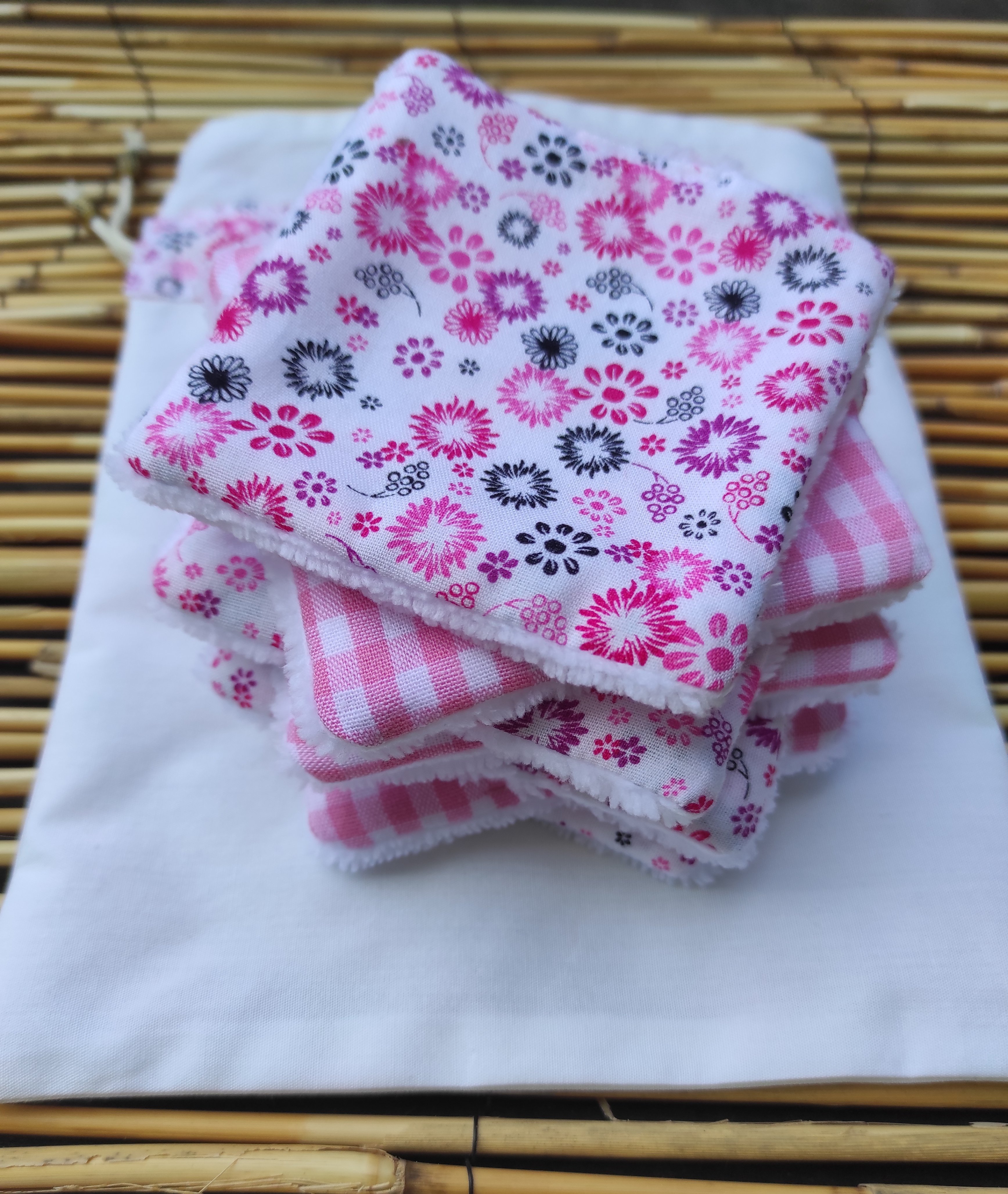 Lingettes d&eacute;maquillantes lavables en coton bambou et tissu coton imprim&eacute; avec sa pochette de rangement coordonn&eacute;e.