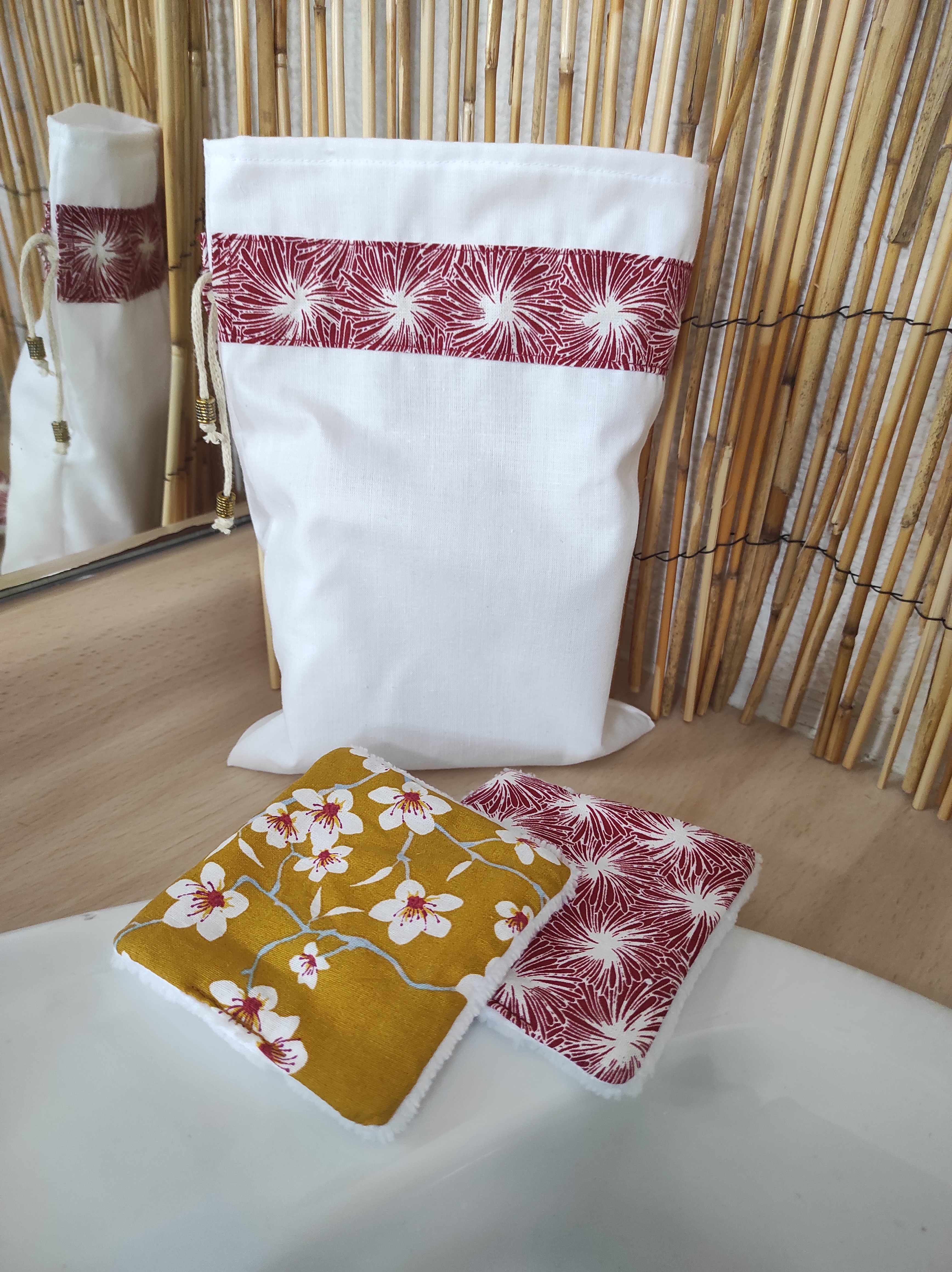 Lingettes démaquillantes lavables en coton bambou et tissu coton imprimé avec sa pochette de rangement coordonnée.