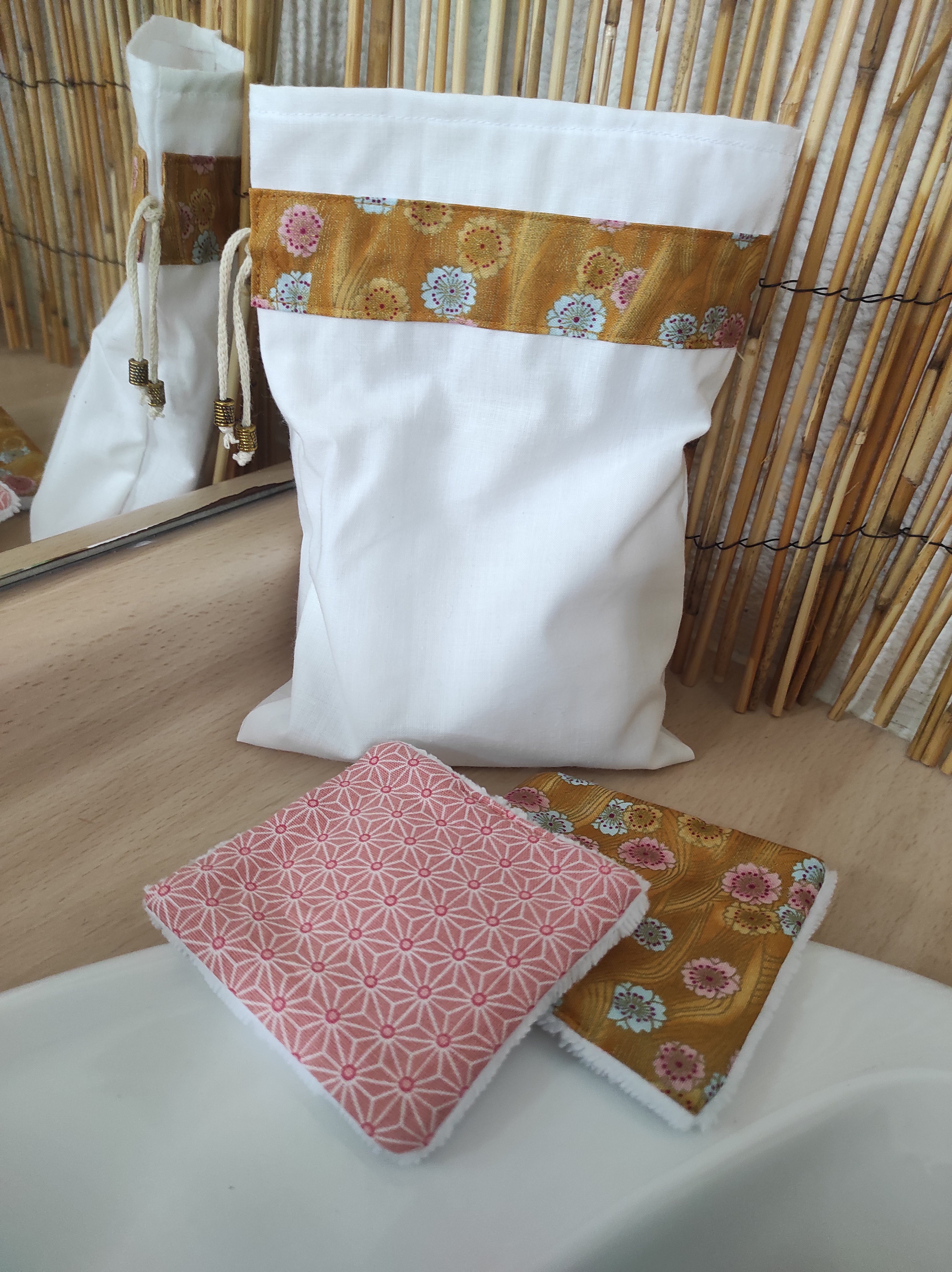 Lingettes démaquillantes lavables en coton bambou et tissu coton imprimé avec sa pochette de rangement coordonnée.