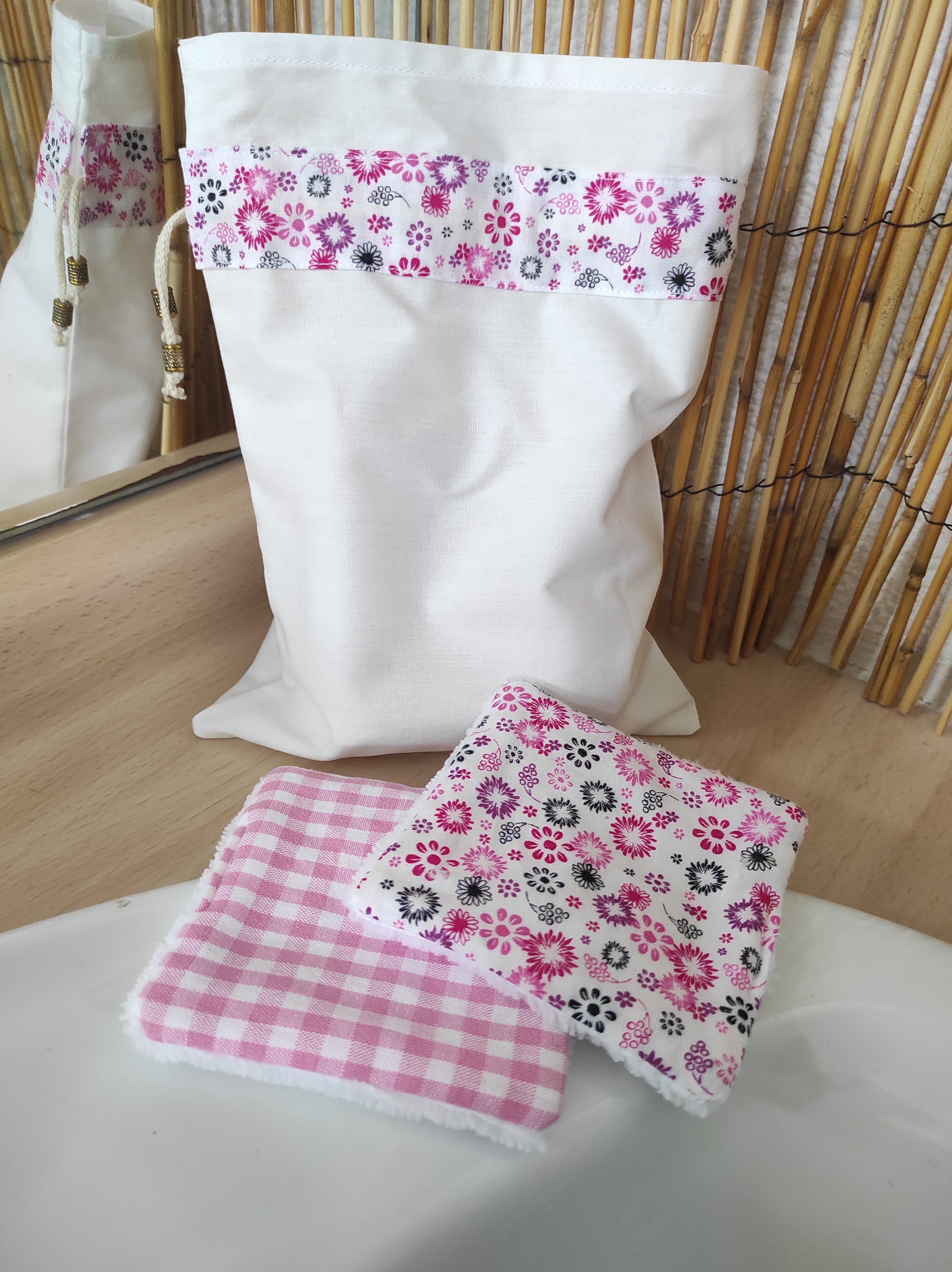 Lingettes d&eacute;maquillantes lavables en coton bambou et tissu coton imprim&eacute; avec sa pochette de rangement coordonn&eacute;e.