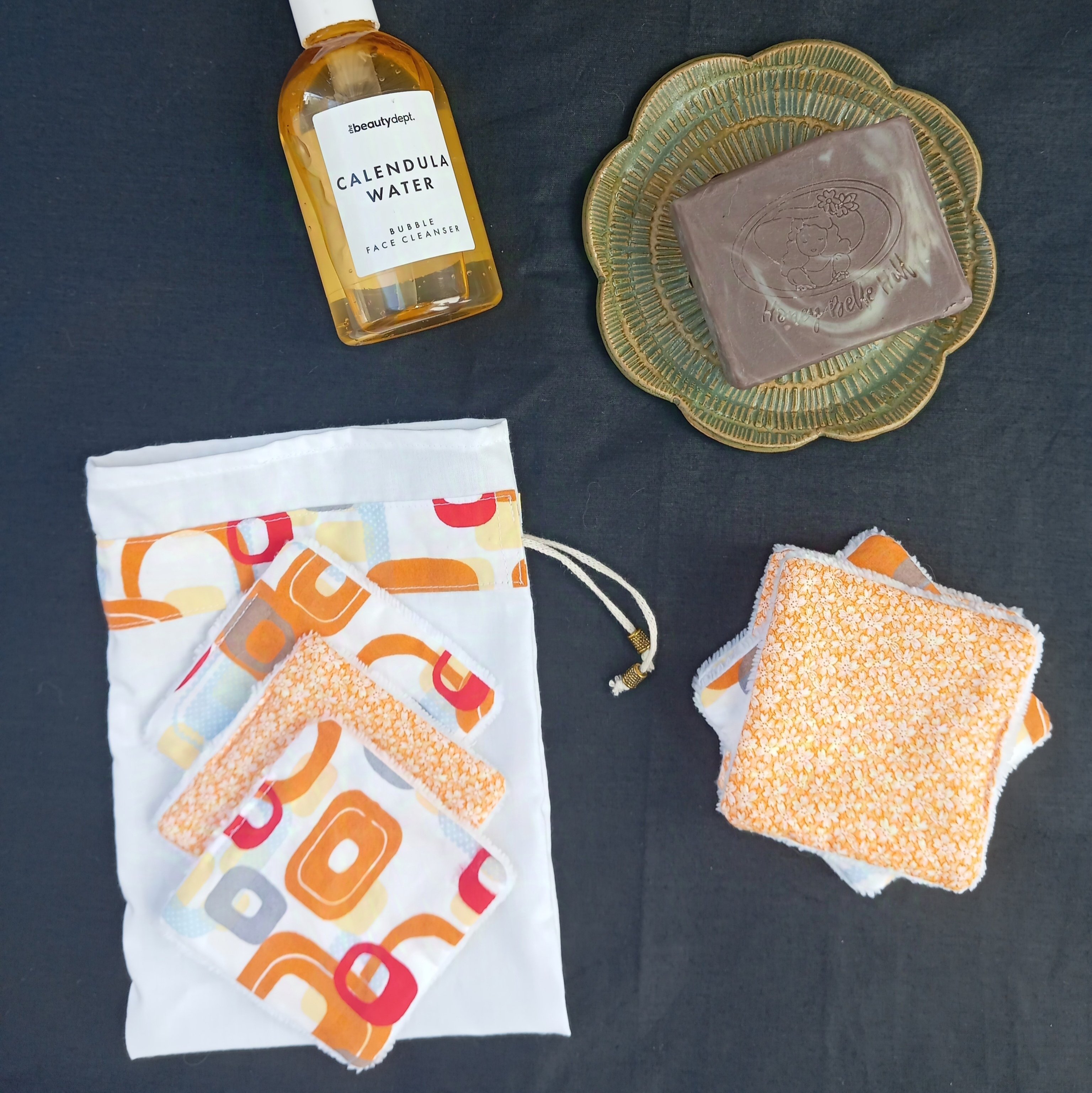 Lingettes d&eacute;maquillantes lavables en coton bambou et tissu coton imprim&eacute; avec sa pochette de rangement coordonn&eacute;e.