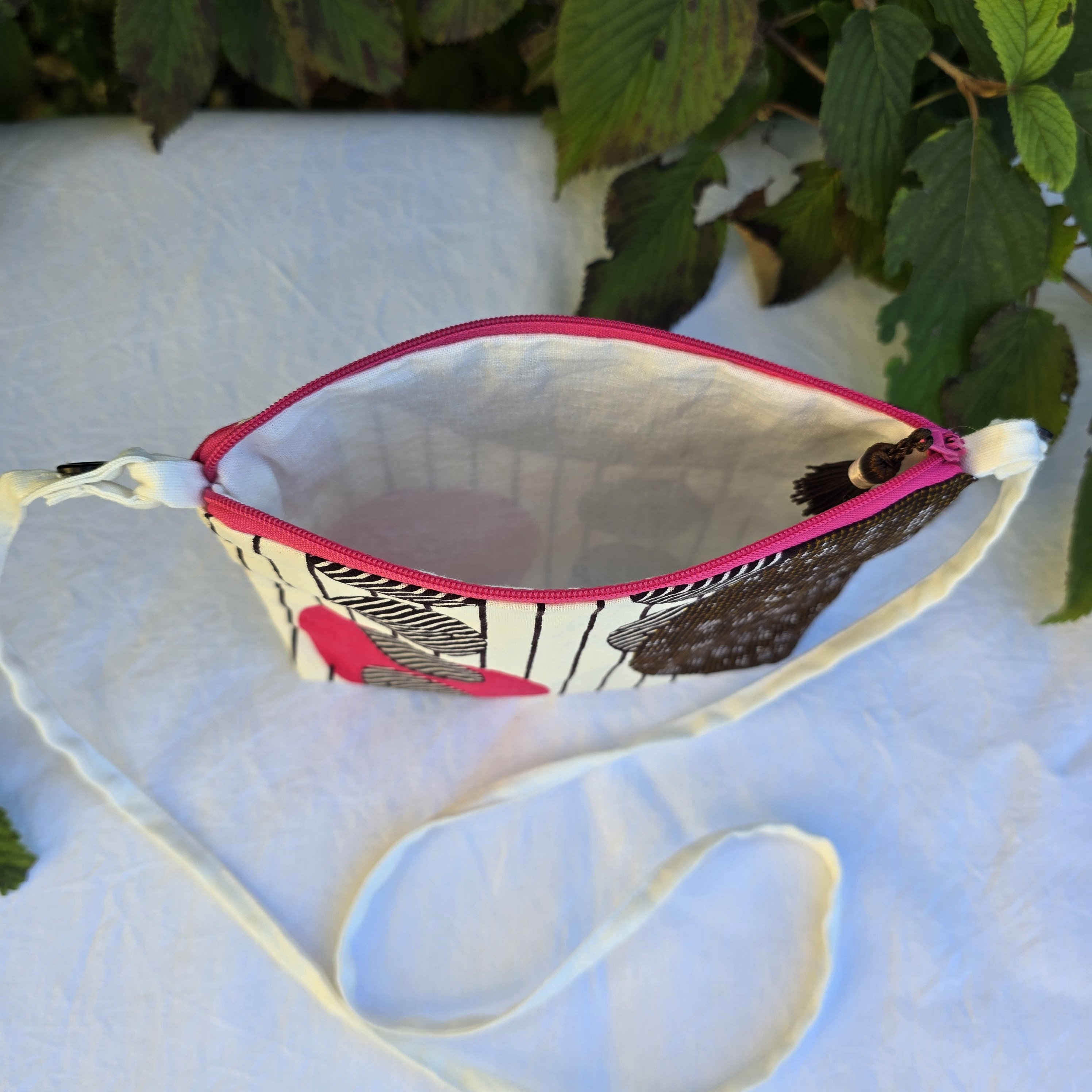 pochette avec pompon, en tissu coton wax (rose/marron/&eacute;cru)) et sa bandouli&egrave;re fine amovible