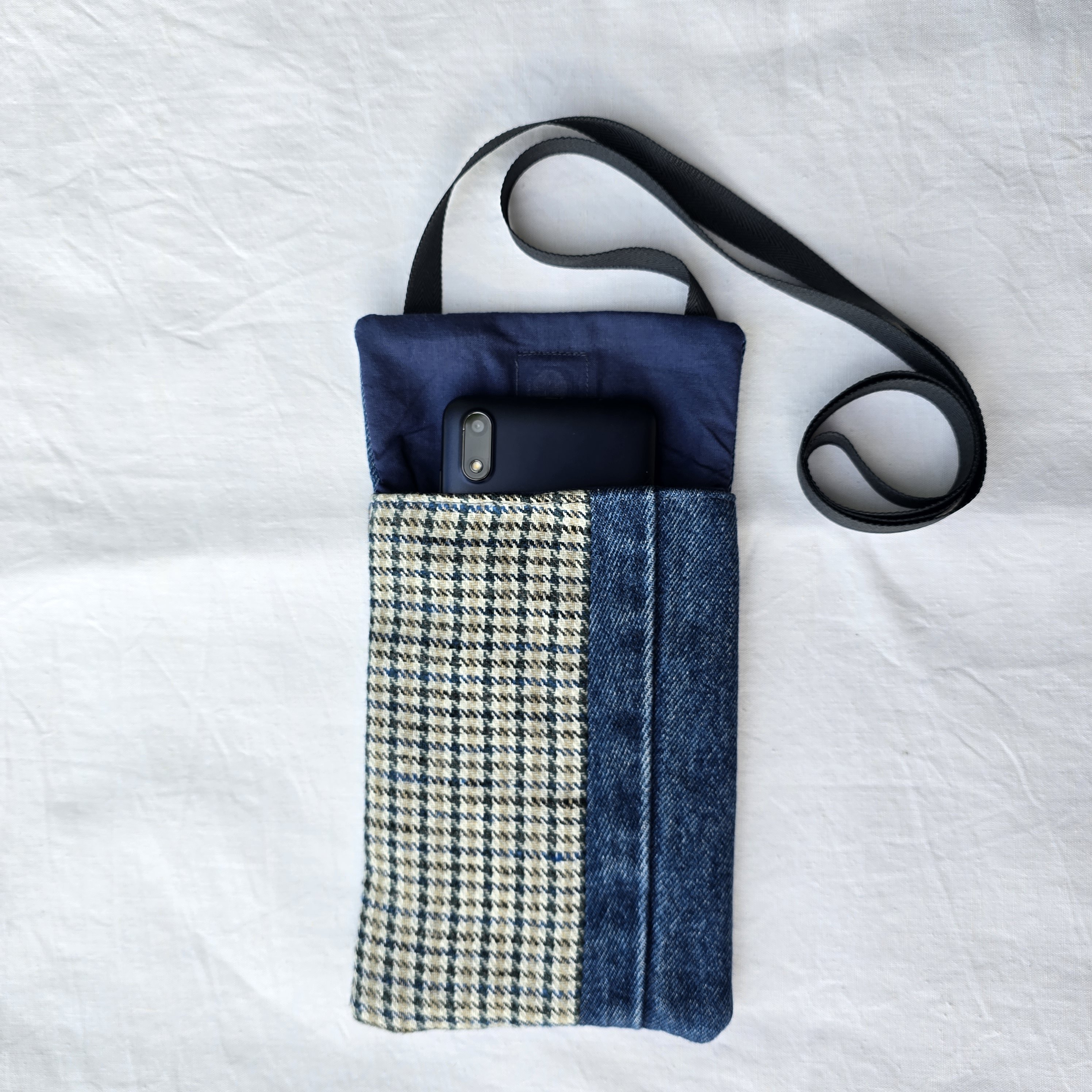 Pochette en tissu pour t&eacute;l&eacute;phone, avec bandouli&egrave;re