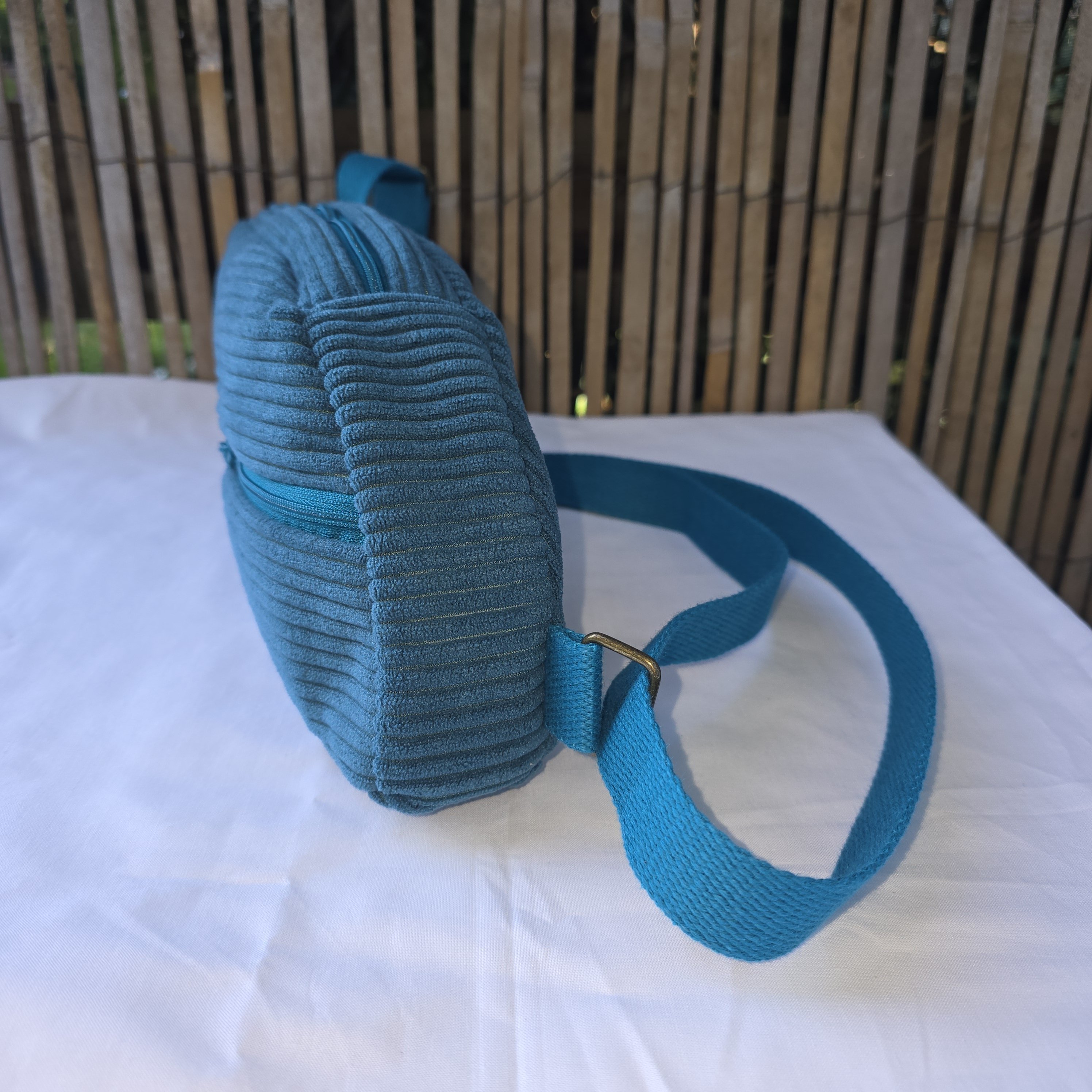 Sac banane r&eacute;invent&eacute; : design unique asym&eacute;trique.