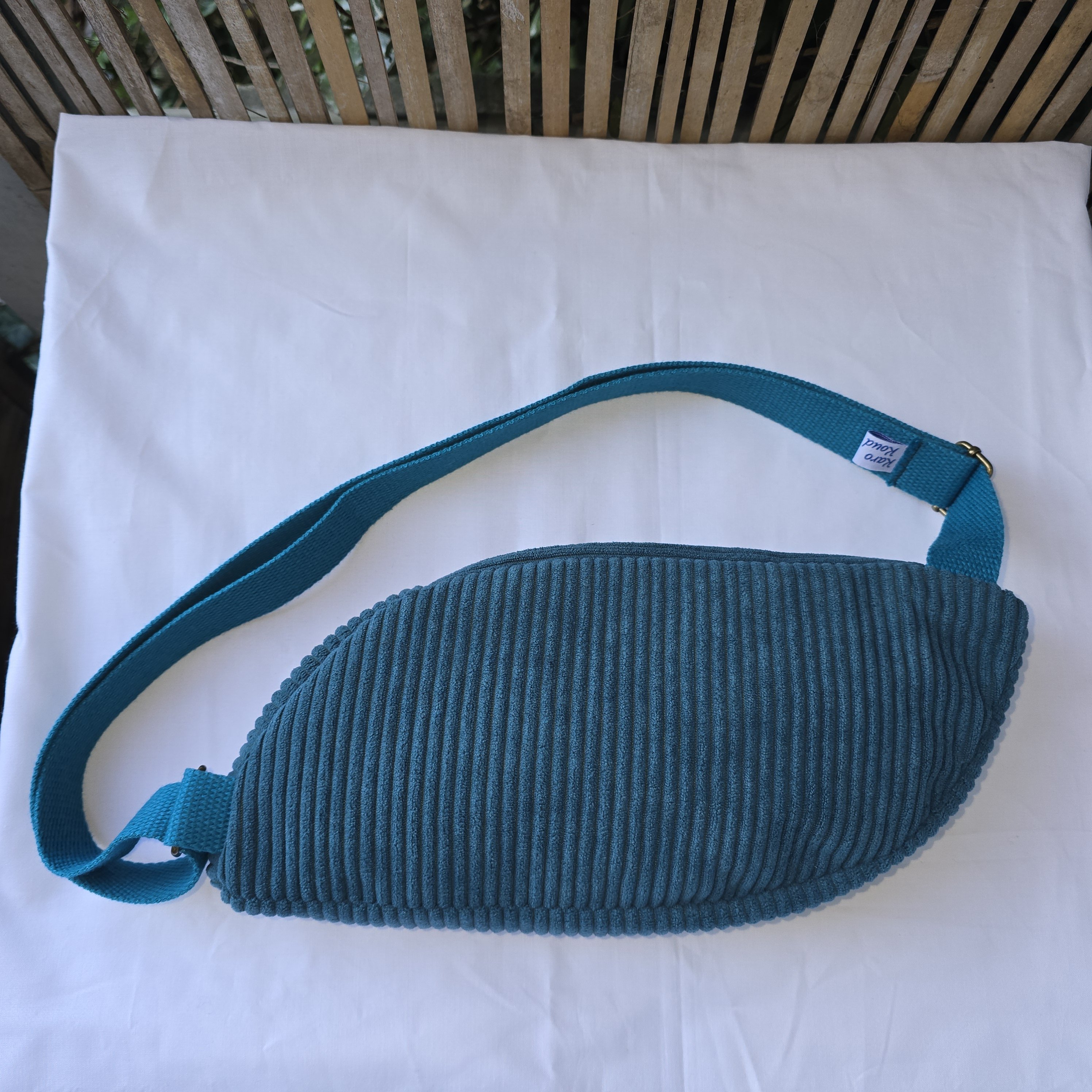 Sac banane r&eacute;invent&eacute; : design unique asym&eacute;trique.