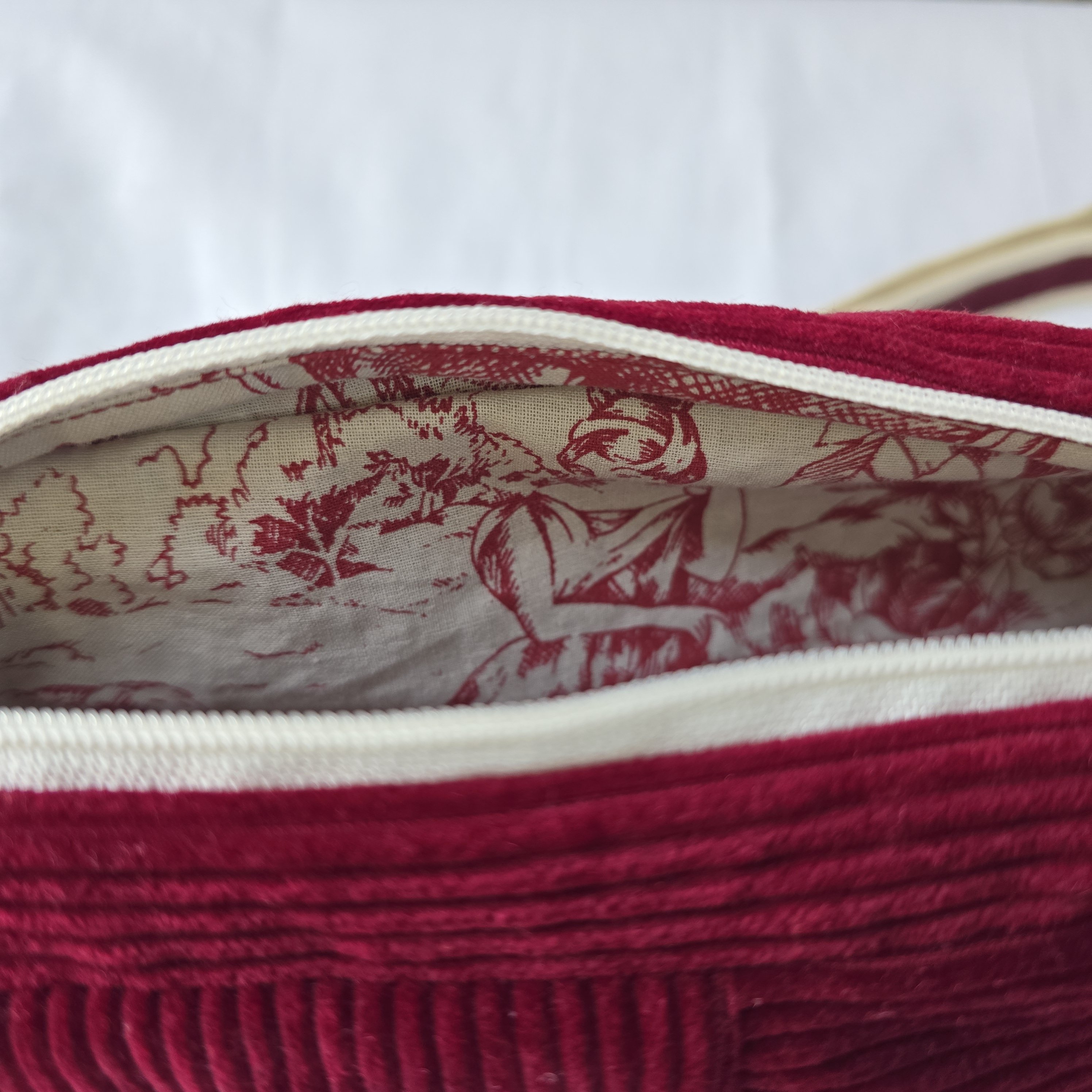 Sac banane réinventé : design unique. Éco-conception et Style unique en matériaux recyclés.