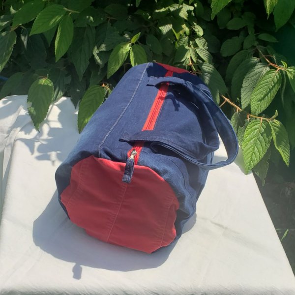 Sac bowling "Rouge Passion" en jean recycl&eacute; et velours, doublure jersey avec poche int&eacute;rieure. Pi&egrave;ce unique, fait main