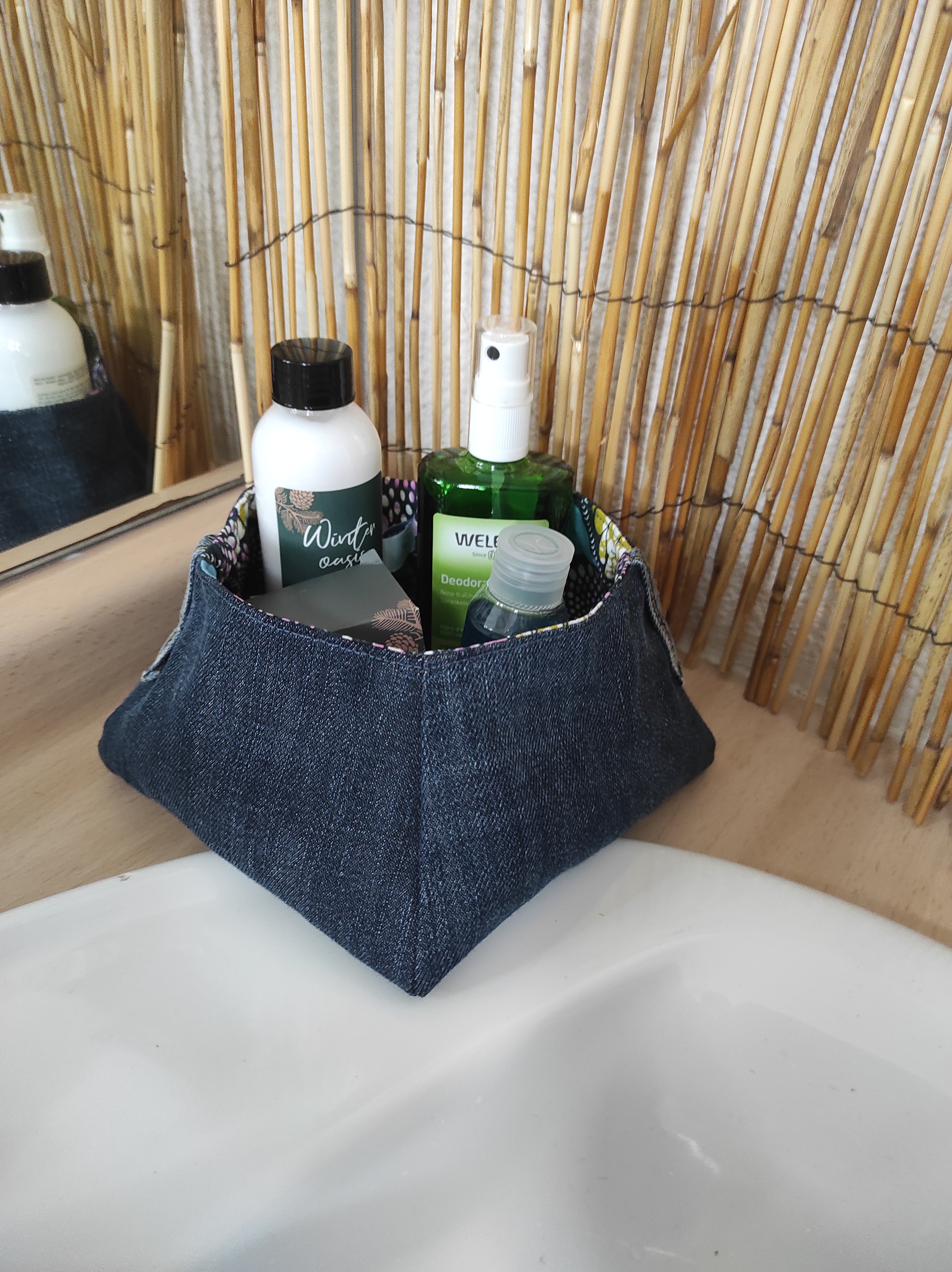 Vide poches en jean , doublé de tissu coton imprimé wax.