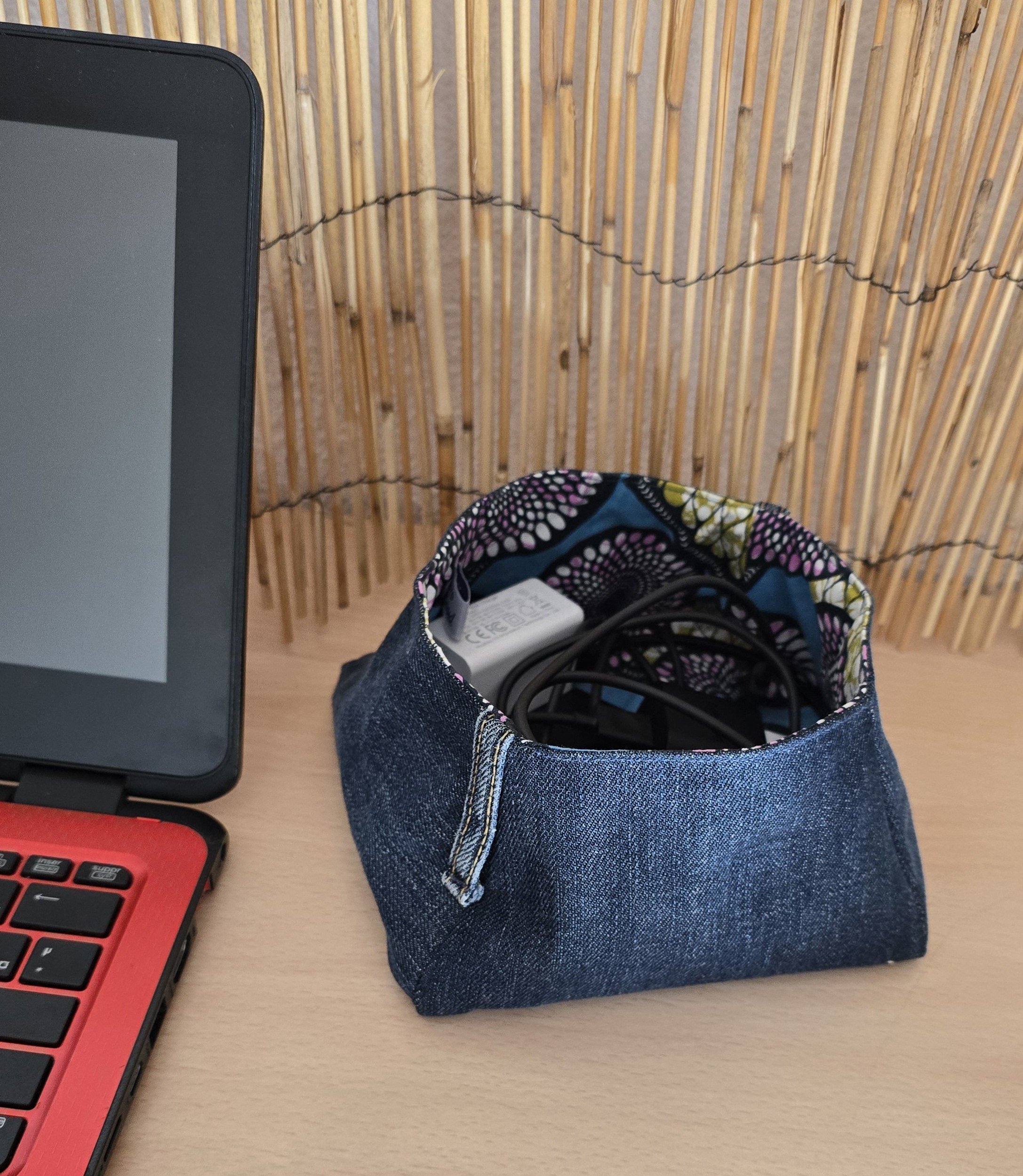 Vide poches en jean , doublé de tissu coton imprimé wax.