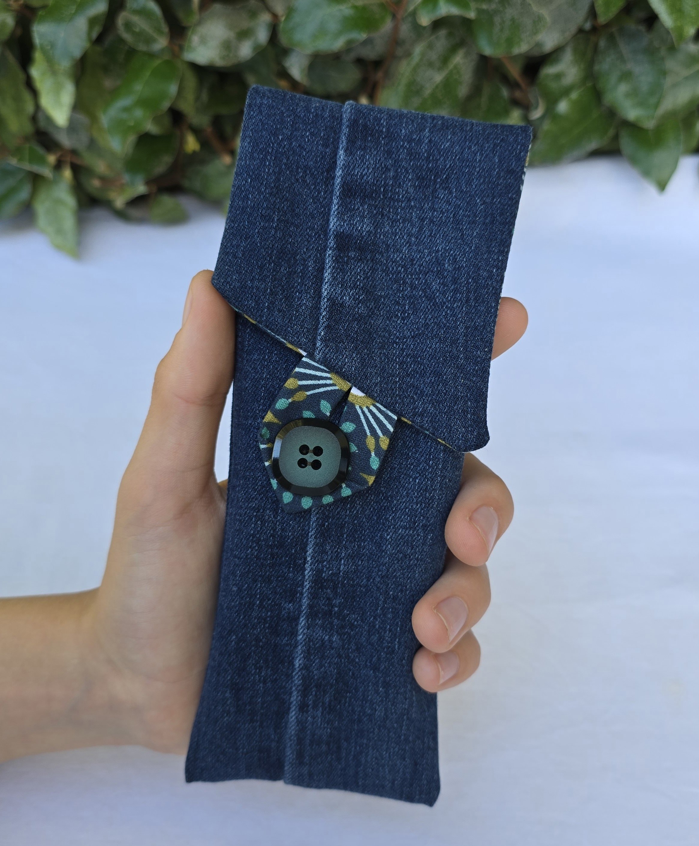 &Eacute;tui souple &agrave; lunettes ,en jean, doubl&eacute; de tissu coton imprim&eacute;. &Eacute;co-con&ccedil;u.