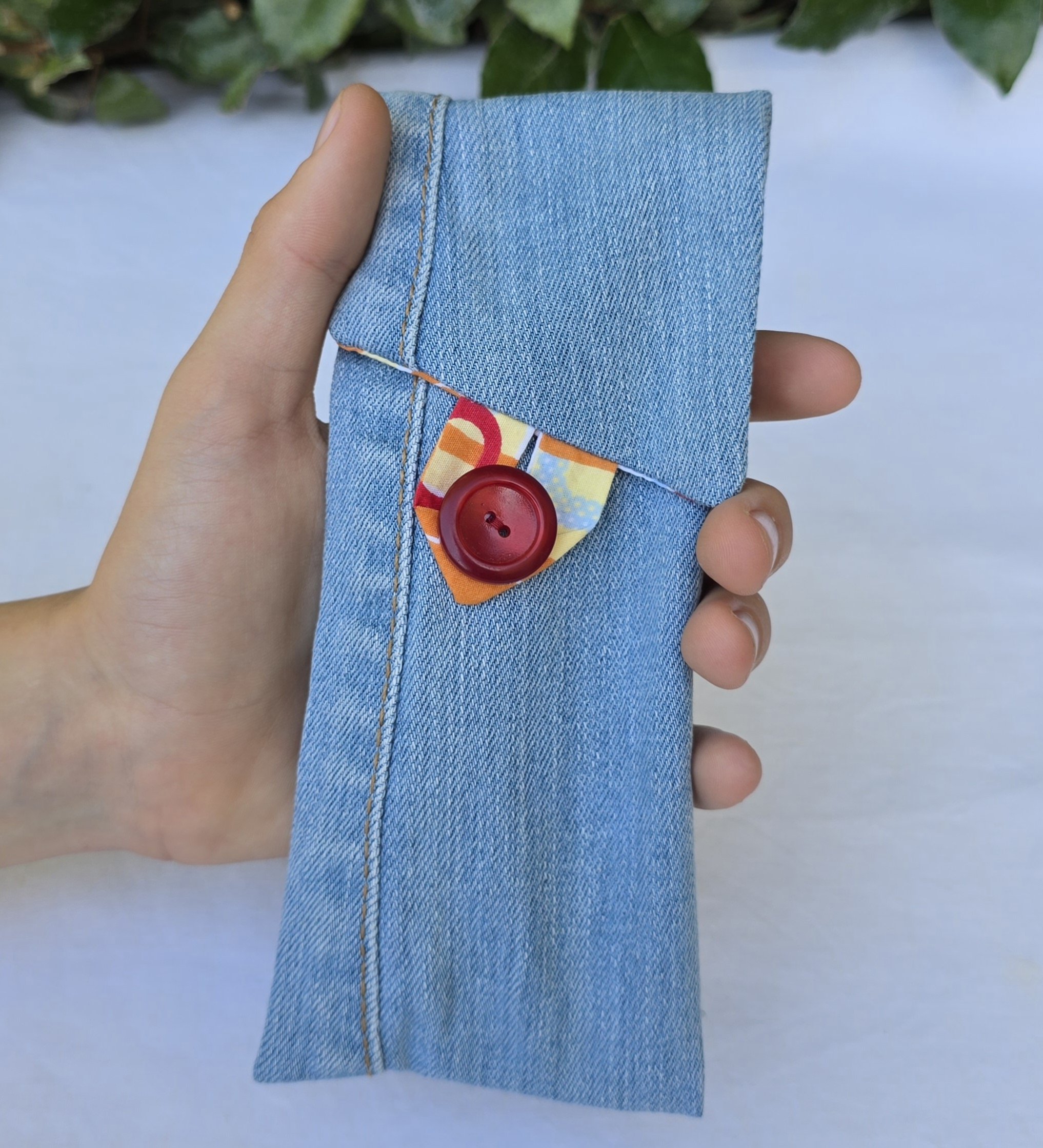 &Eacute;tui souple &agrave; lunettes ,en jean, doubl&eacute; de tissu coton imprim&eacute;. &Eacute;co-con&ccedil;u.