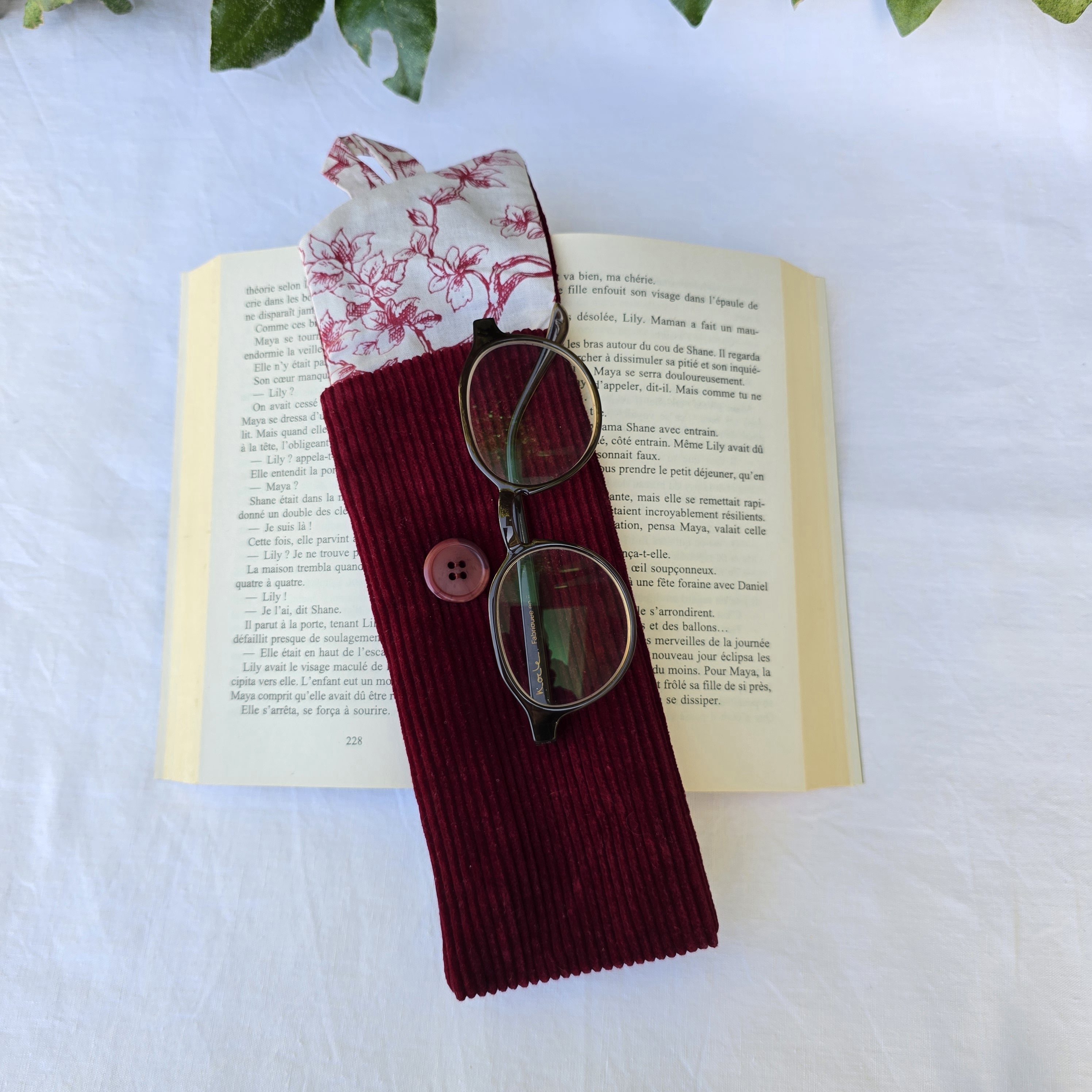 &Eacute;tui souple &agrave; lunettes ,en velours c&ocirc;tel&eacute; , doubl&eacute; de tissu coton imprim&eacute;. &Eacute;co-con&ccedil;u.