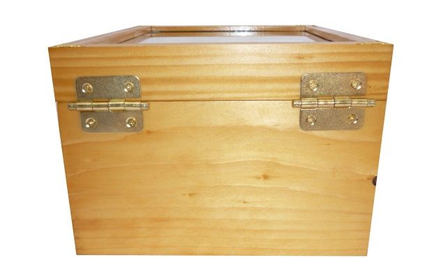 Houten kistje met glazen deksel. Model : honing hart.