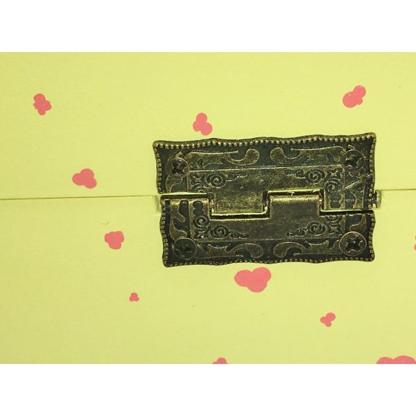 Houten kistje met glazen deksel. Model : gele sakura