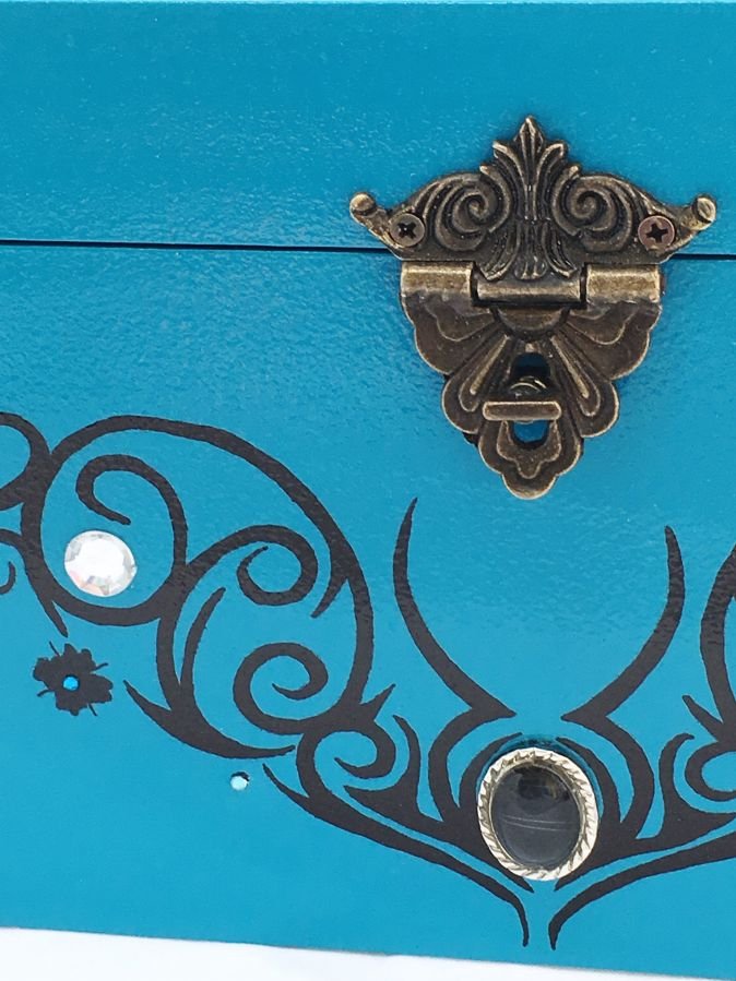 Houten kistje met glazen deksel. Model : tribal blauw