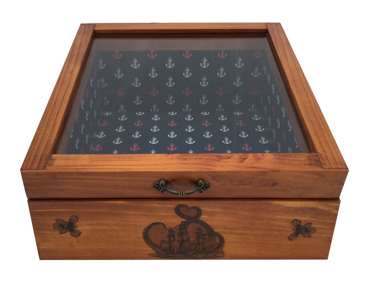 Schuine houten kist met glazen deksel. Model: zeeanker.