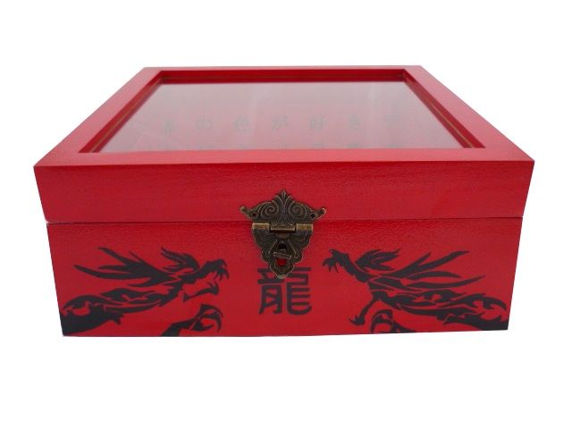 Schuine houten kist met glazen deksel. Model : rode draak