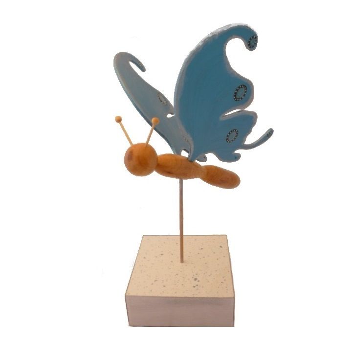 Elektrisch blauwe vlinder op standaard houtsculptuur