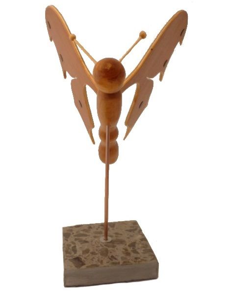 vlinder in sapiens, kersen en beuken met een vleugje ebbenhout op een sokkel in Italiaans marmer Terrazzo om in houtsculptuur te plaatsen