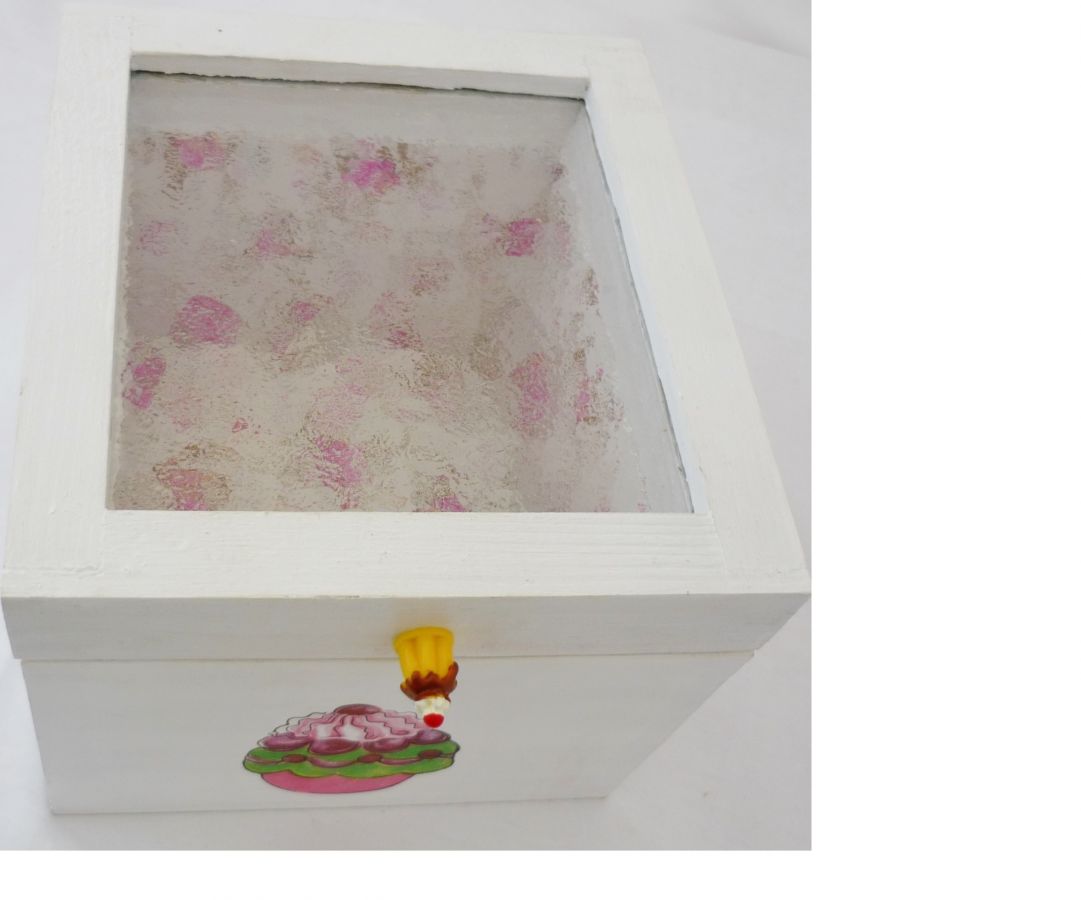 Kleine massief houten doos met witte cupcake decoratie