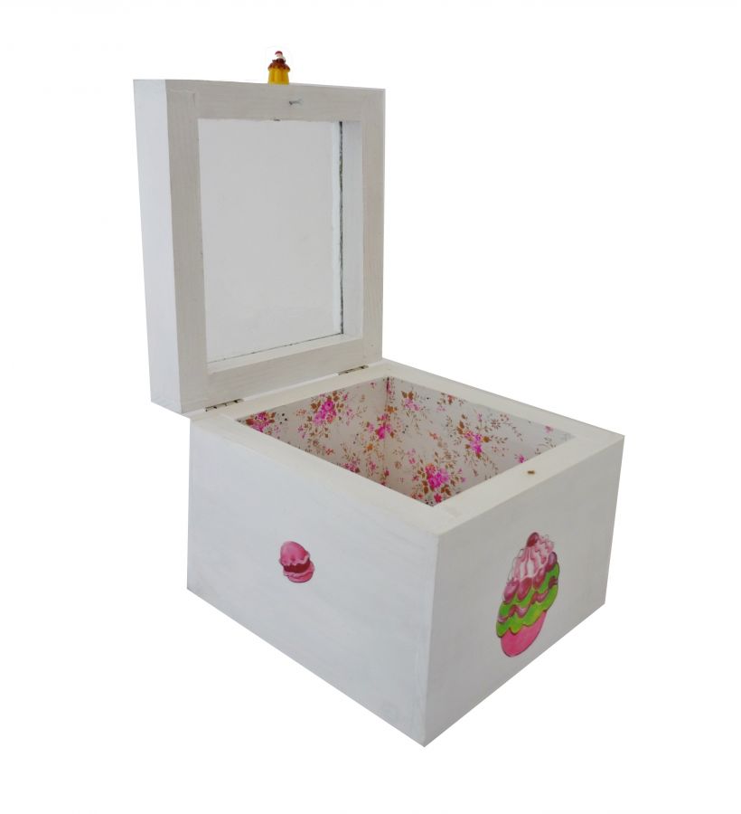 Kleine massief houten doos met witte cupcake decoratie