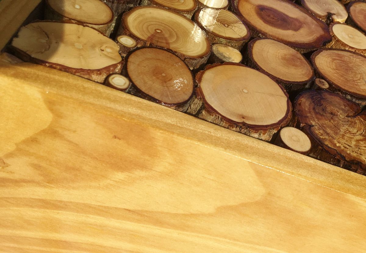 Rechthoekige wandkapstok van honingkleurig hout met 1 jashaak en sleutelhanger 30x20 cm
