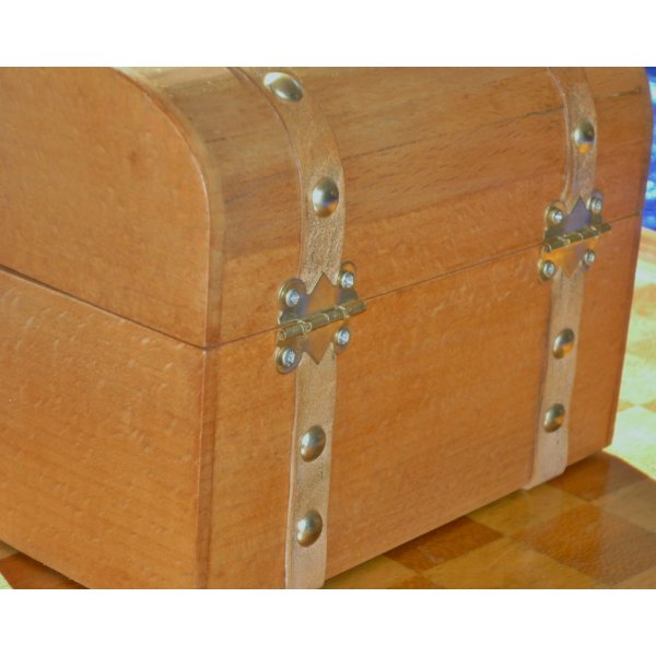 Zeer mooie gebogen kast in massief beukenhout 