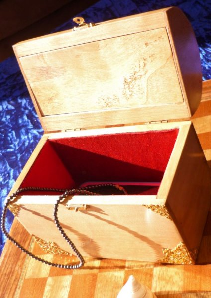 Zeer mooie gebogen kist in gemarmerd berkenhout, massief hout uit de Pyrenee&euml;n 