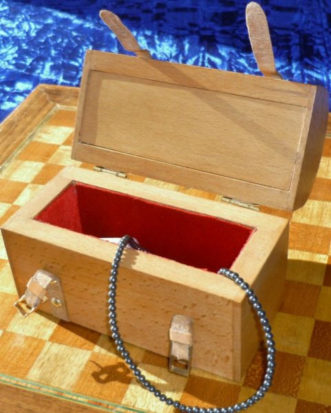 Zeer mooie gebogen kast in massief beukenhout 