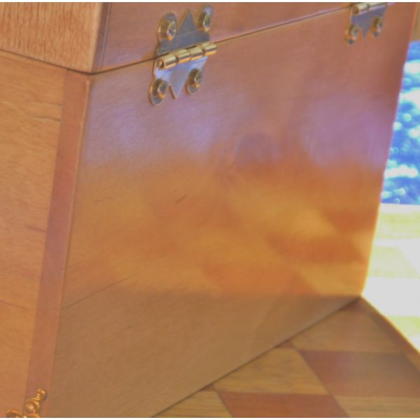 Zeer mooie gebogen kist in gemarmerd berkenhout, massief hout uit de Pyrenee&euml;n 