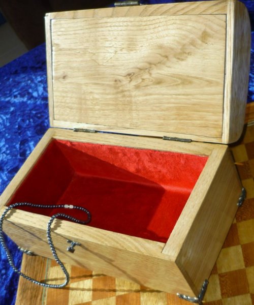 Zeer mooie gewelfde kast van kastanjehout uit de Pyrenee&euml;n 