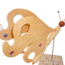 vlinder in beuk, ceder en lila op Italiaanse marmeren voet Terrazzo houtsculptuur